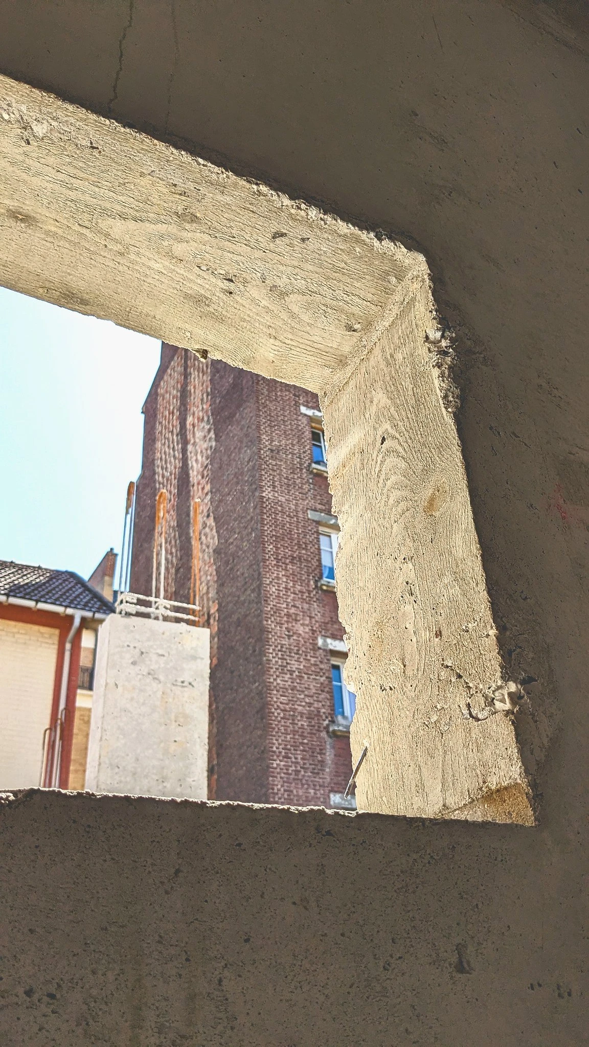 Ouverture dans une structure en béton brut