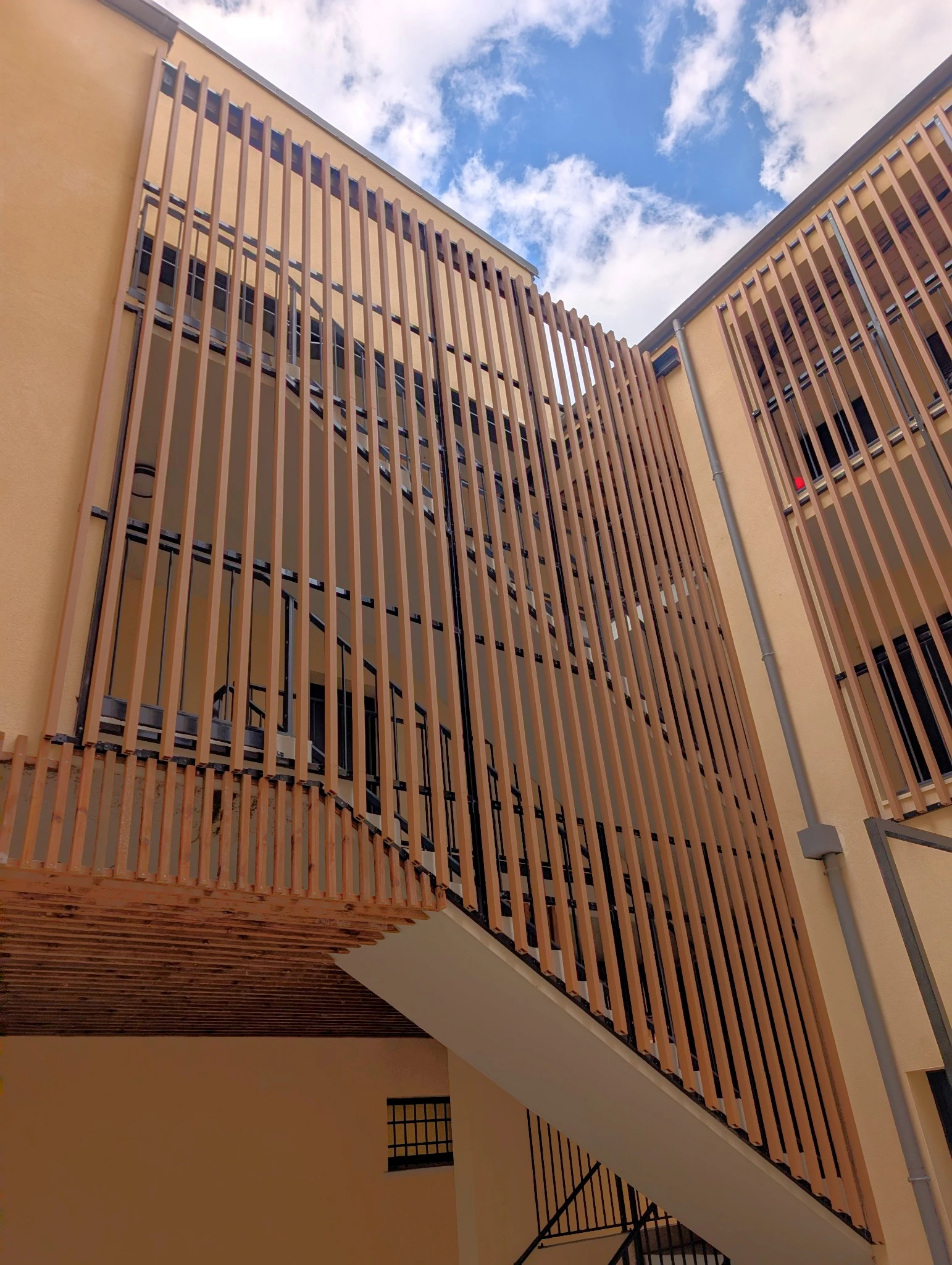 Façade à résille de bois d'un bâtiment PACO architecture